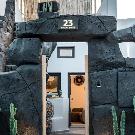23 Smart * Imerovigli (Santorini)